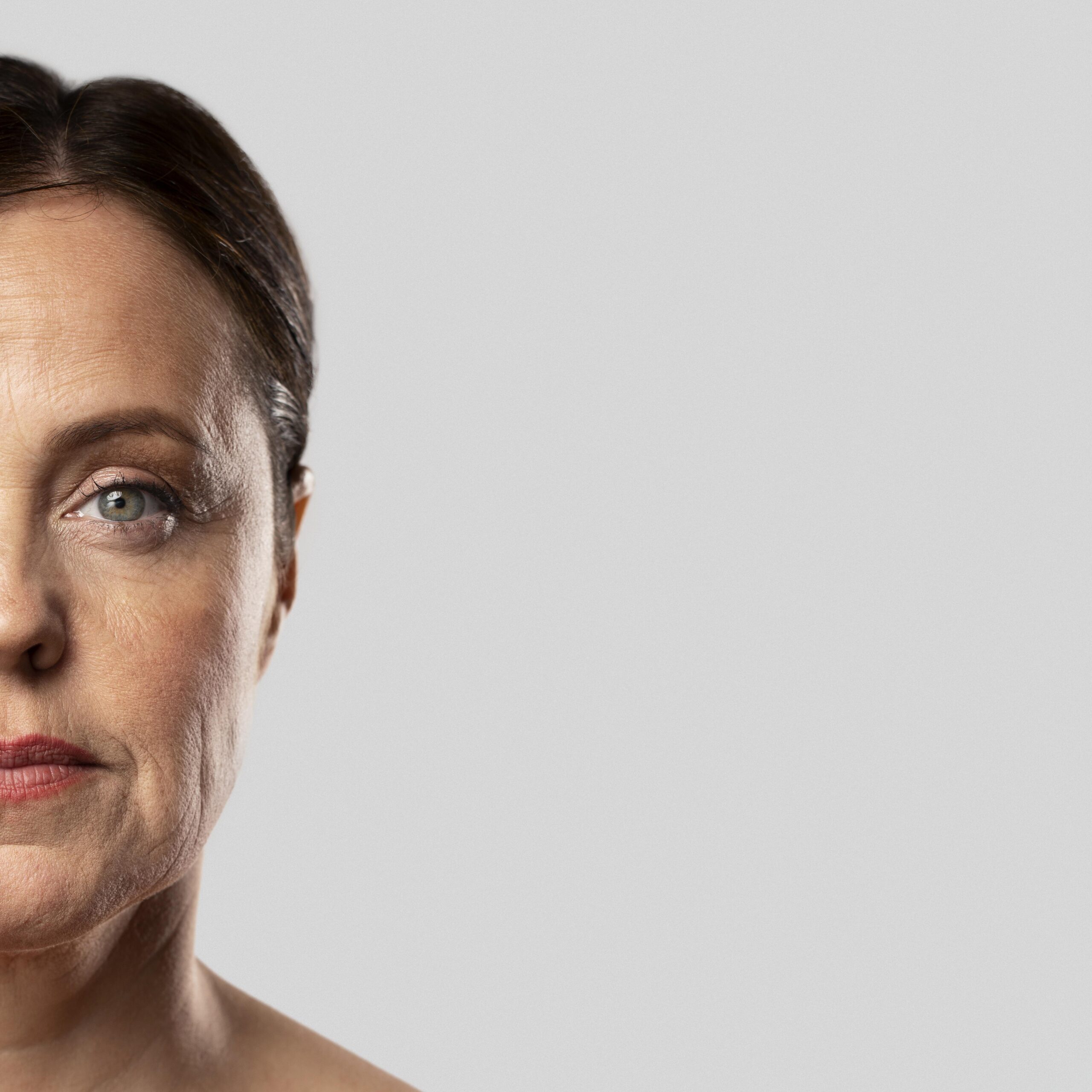 Como as mudanças hormonais afetam a pele da mulher na menopausa?